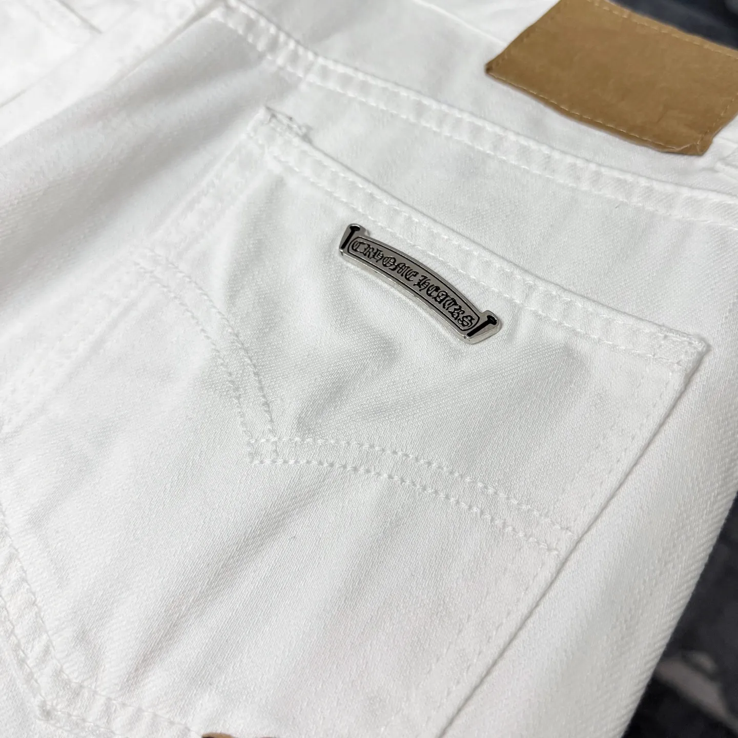 P250 Chrome Hearts｜CH Chrome Hearts 25SS high street jeans with leopard print and vintage graffiti paintings. Chrome Hearts are the most popular pants in color. Made of beaded canvas fabric, heavy washing makes the upper body of the fabric more textured and the pants are tall and straight! The three-dimensional cutting of the whole trousers is a masterpiece! The hardware is customized by zp. The beaded canvas fabric is thick and soft after being washed. It has good breathability. Customized small leather label. Unique design. The details are simple and elegant, and the workmanship is exquisite. The whole trousers are neatly routed and the details are in place! It’s so cool that both men and women can easily control the genderless trend! Color: White Size: 28 30 32 34